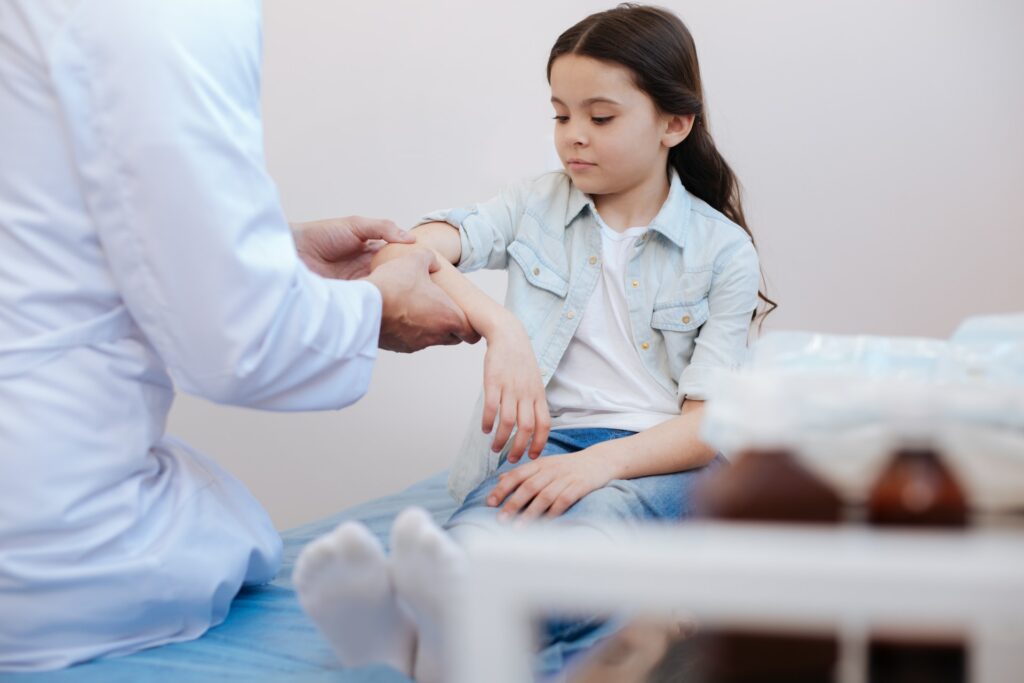 doctor treating child's injury,Childhood injuries